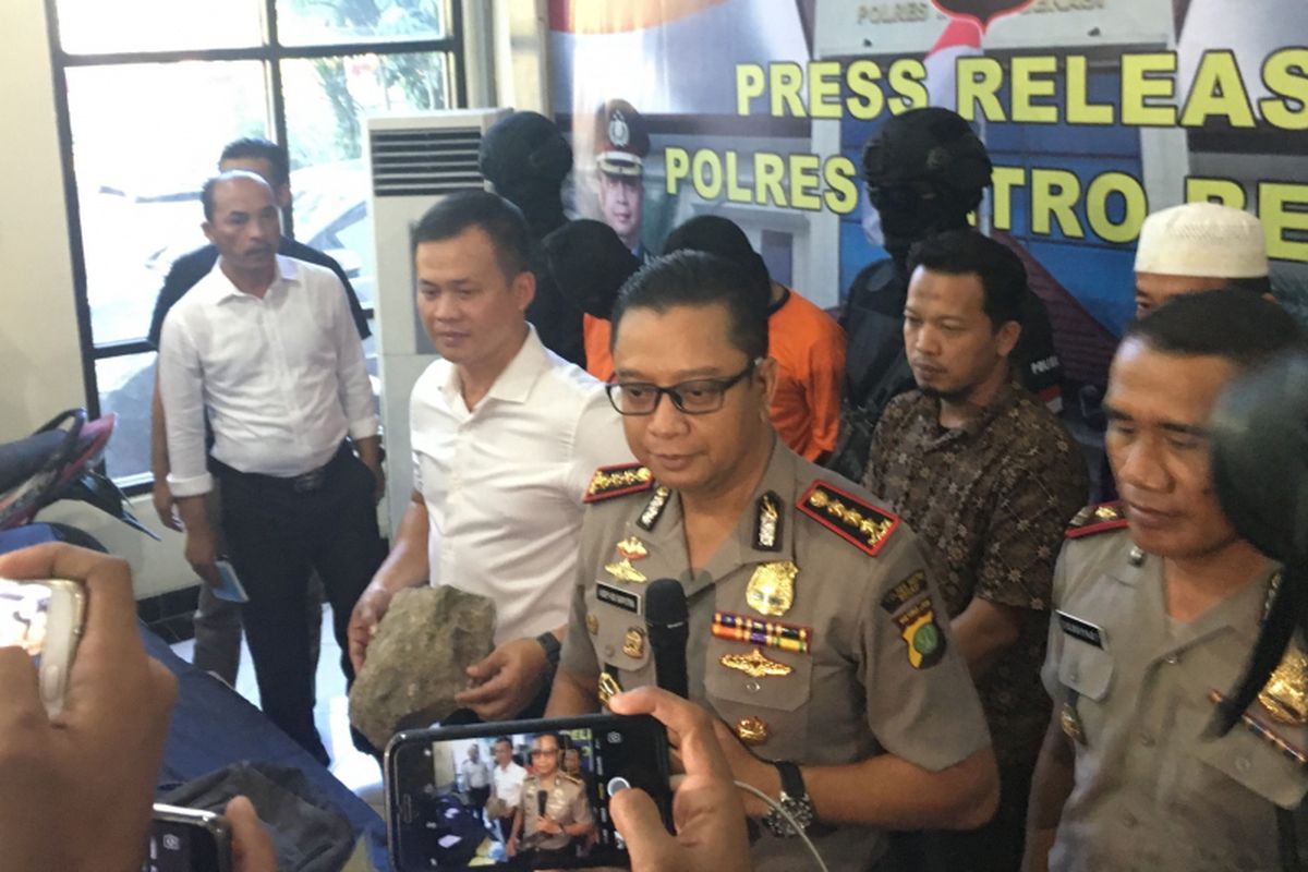 Kapolres Metro Bekasi Kota, Kombes Asep Adi Saputra mengatakan ada dua orang yang menjadi tersangka pembakaran MA di Polres Metro Bekasi, Kabupaten Bekasi, Senin (7/8/2017). 
