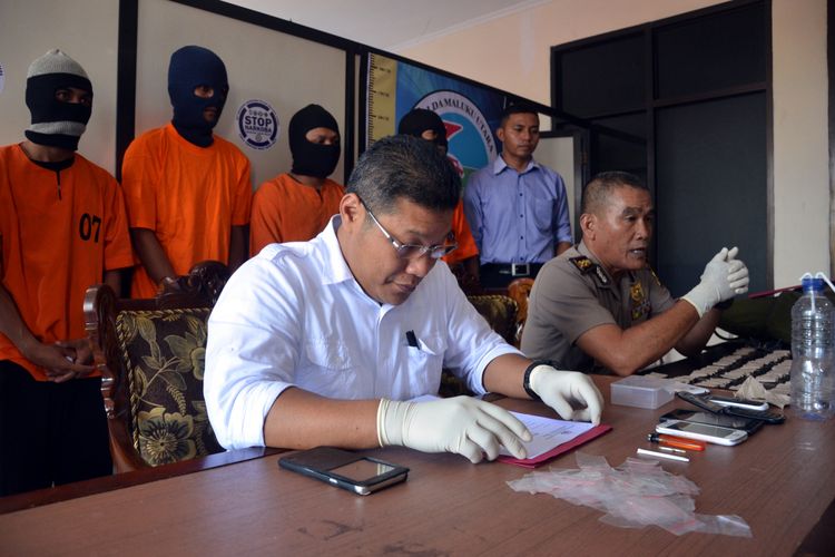 Barang bukti ganja sera empat pemuda yang diamankan Ditresnarkoba Polda Maluku Utara saat asik pesta sabu, Selasa (20/6/2017)