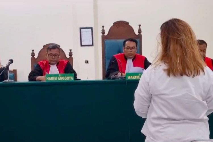 Lina Mukherjee saat menjalani sidang vonis di Pengadilan Negeri Palembang, Selasa (19/09/2023).