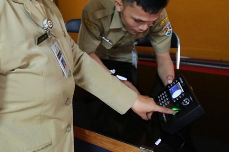 Salah satu PNS Pemkot Magelang sedang melakukan rekam sidik jari apa alat finger print di pemkot setempat, Senin (3/6/2013).