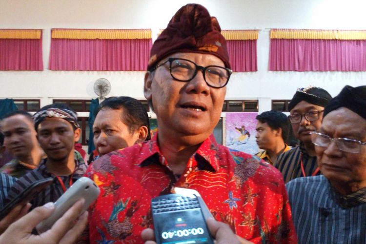 Menteri Dalam Negeri (Mendagri), Tjahjo Kumolo meresmikam patung dr Tjipto Mangoenkoesoemo di simpang tiga Tugu Jam Pasar Gamblok Ambarawa, Sabtu (3/3/2018) malam.