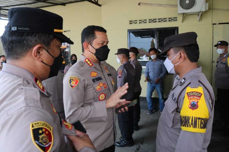 Kapolres Banyumas Edy Suranta Sitepu memberi arahan kepada anggota saat sidak ke sejumlah mapolsek di wilayahnya, Rabu (7/12/2022) sore.