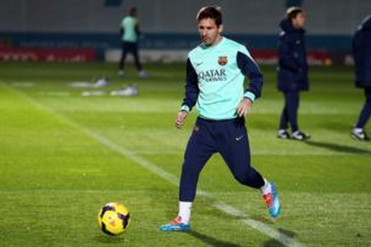 Striker Barcelona, Lionel Messi, berlatih bersama skuad utama di markas latihan Ciutat Esportivo Joan Gamper, Barcelona, Kamis (2/1/2014).