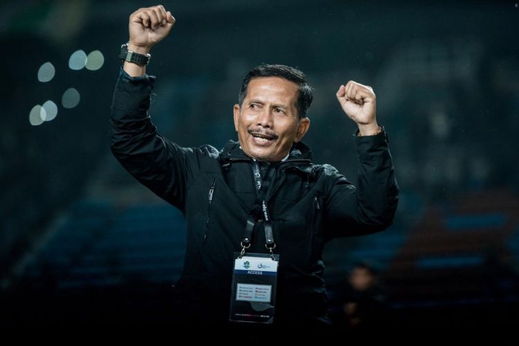 Ekspresi Djajang Nurdjaman usai mengantarkan timnya, Persebaya Surabaya mengalahkan Bhayangkara FC 1-0 di pekan ke-32 Liga 1 di Stadion Gelora Bung Tomo, Senin (26/11/2018).