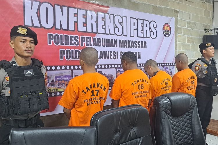Empat pelaku pencurian spesialis barang inventaris kantor lurah di Makassar, Sulsel saat dihadirkan di Mapolres Pelabuhan Makassar, Kamis (18/1/2023).