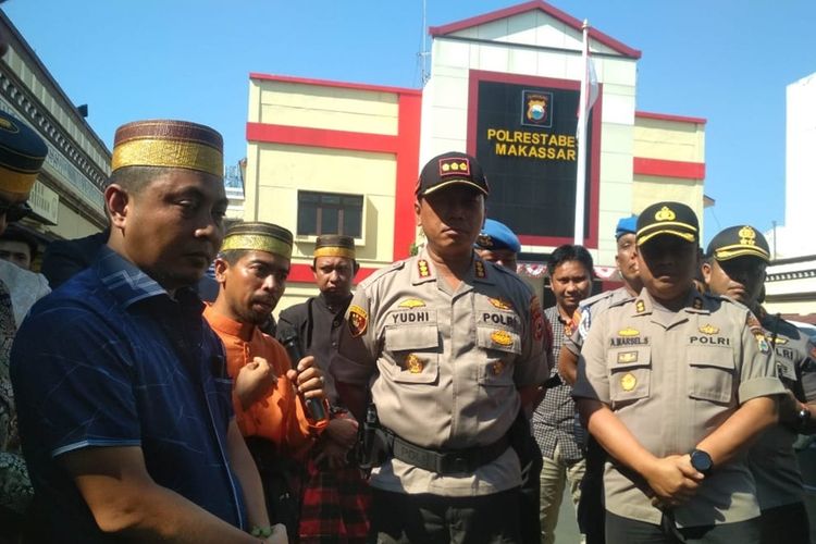 Kapolrestabes Makassar Kombes Pol Yudhiawan Wibisono saat menerima organisasi mahasiswa yang mendesak kepolisian mengusut tuntas kasus kematian mahasiswa Fakultas Hukum UMI Andi Fredi Akirmas di depam Polrestabes Makassar, Kamis (21/11/2019).