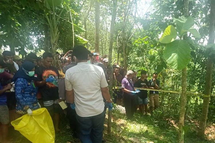 Masyarakat dihebohkan dengan penemuan jasad wanita di dalam tas besar di area perkebunan di Desa Kepuk, Kecamatan Bangsri, Kabupaten Jepara, Jumat (28/10/2022) siang sekitar pukul 11.00.