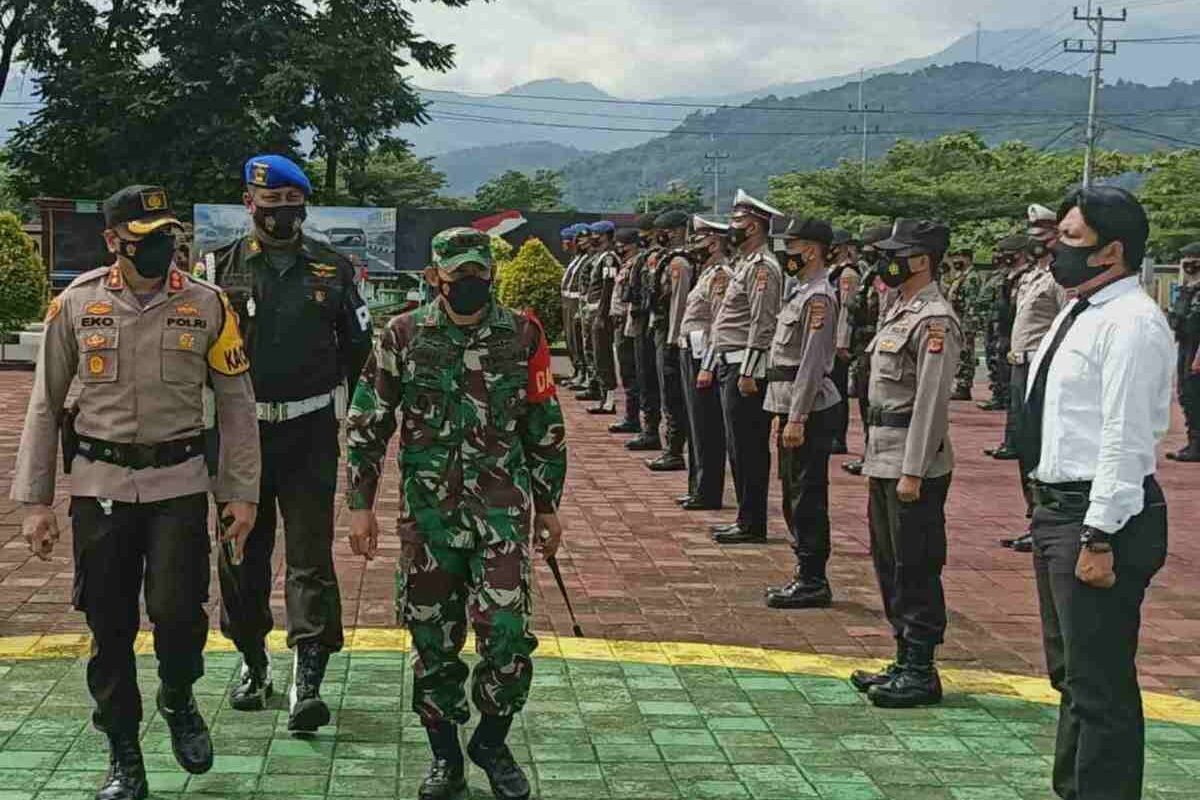 Kapolres Sumedang bersama Dandim Sumedang cek kesiapan personel jelang pengamanan malam tahun baru, Kamis (31/12/2020). AAM AMINULLAH/KOMPAS.com