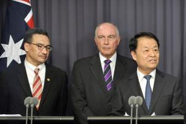 Menteri Transportasi Australi Warren Truss (tengah), Menteri Transportasi Malaysia Hishammuddin Hussein (kiri) dan Menteri Transportasi China Yang Chuantang dalam jumpa pers setelah menggelar pertemuan terkait operasi pencarian pesawat Malaysia Airlines MH370 di Canberra, Australia, Senin (5/5/2014).