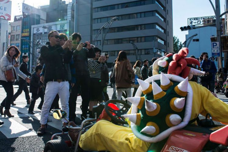 Gokart di Jalanan Tokyo, Jepang dengan menggunakan kostum karakter super mario. 