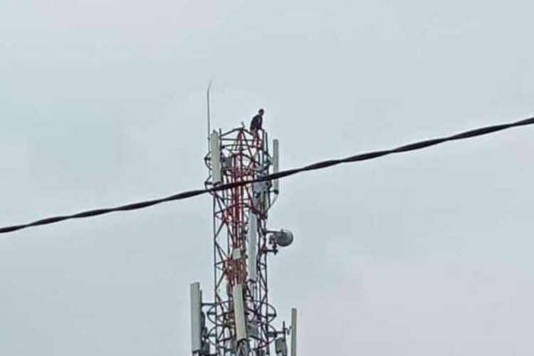 Aksi bunuh diri yang dilakukan KK (22) warga Kampung Cirengit, Desa Tanjungsari, Kecamatan Cangkuang, Kabupaten Bandung, Jawa Barat pada Minggu (5/11/2023) dengan cara melompat dari tower provider setinggi 40 meter
