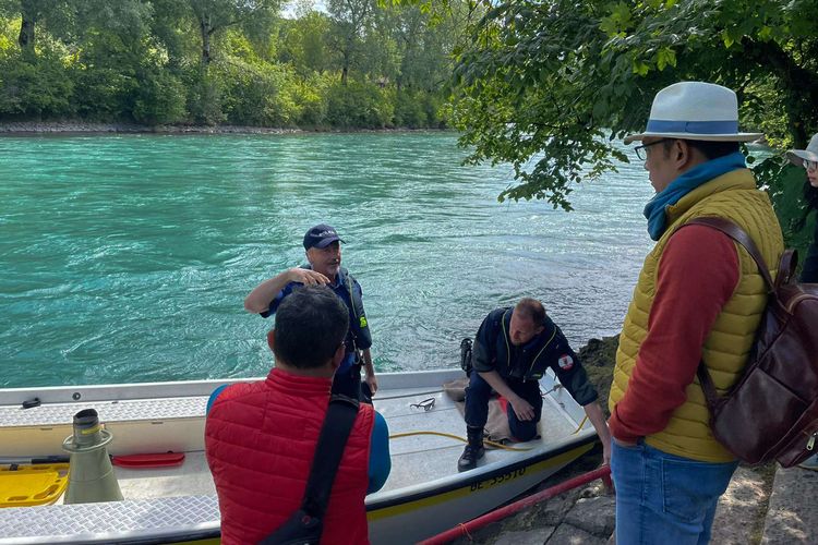 Gubernur Jawa Barat, Ridwan Kamil terjun langsung memantau pencarian anaknya Emmeril Khan Mumtaz di Sungai Aare, Bern, Swiss.
