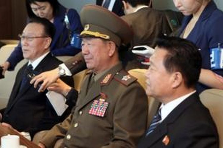 Tiga pejabat senior Korea Utara, Kim Yang Gon (kiri), Hwang Pyong So (tengah), dan Choe Ryong Hae (kanan) saat bertemu Menteri Unifikasi Korea Selatan, Ryoo Kihl Jae di Incheon, Sabtu (4/9/2014).