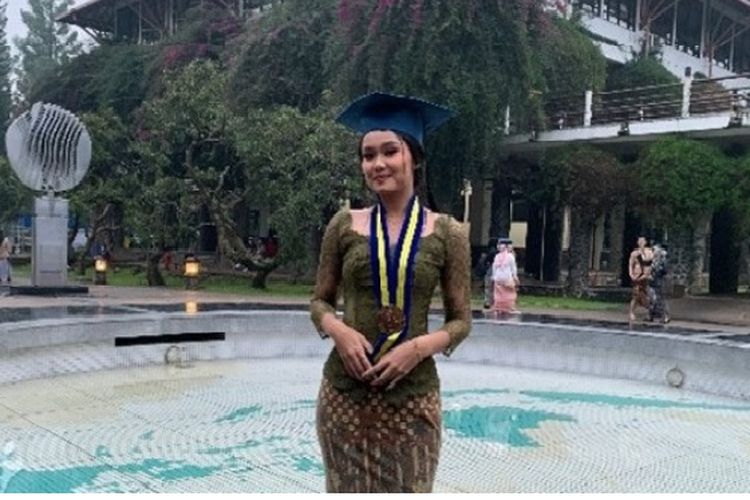 Aletha Shahisa berhasil meraih predikat Wisudawan Oktober ITB 2022 dengan IPK tertinggi, yakni 3,98 dari 4,00.