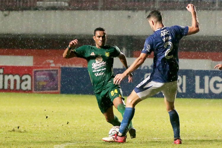 Pemain asing Persib Bandung Nick Kuipers menghalau pemain Persebaya Surabaya Jose Wilkson pertandingan pekan 16 Liga 1 2021-2022 yang berakhir dengan skor 0-3 di Stadion Maguwoharjo Sleman, Rabu (8/12/2021) malam.