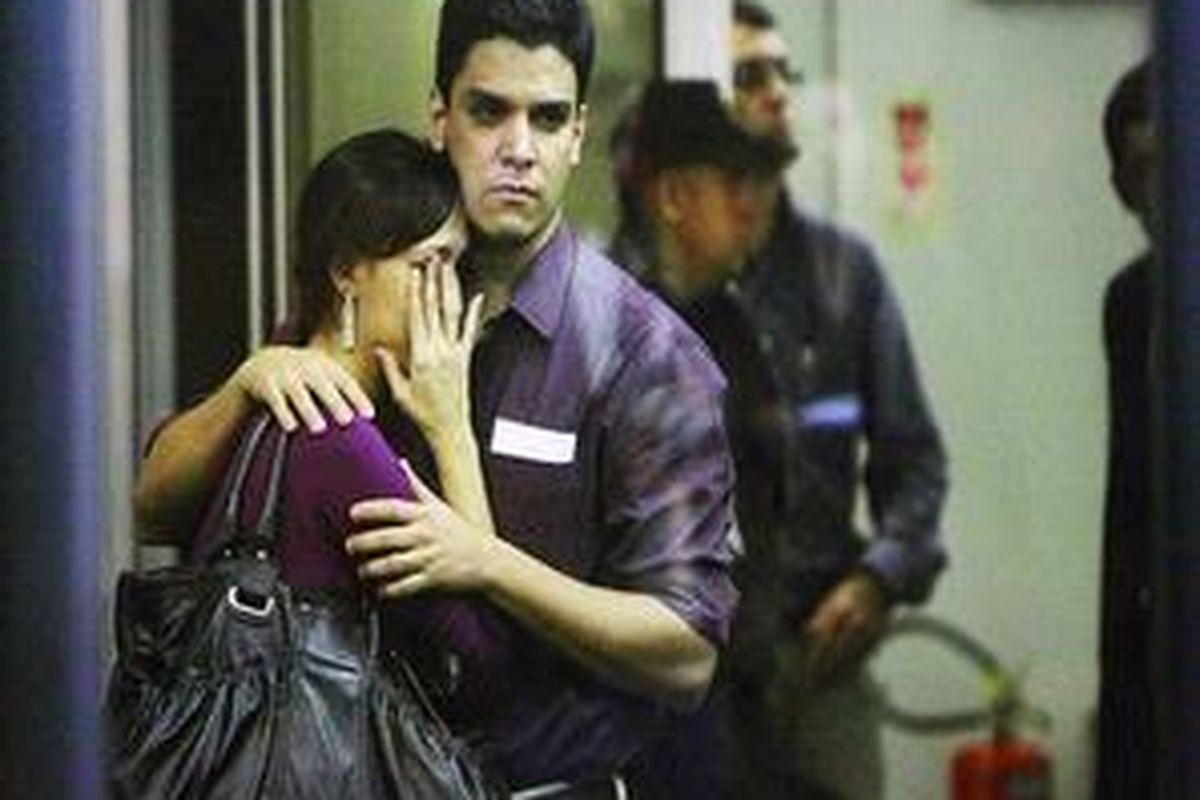 Sanak keluarga penumpang pesawat Air France dengan nomor penerbangan 447 terlihat sedih dari balik pintu kaca Bandara Tom Jobim di Rio de Janeiro, Brasil, Senin (1/6). Pesawat Airbus A330-200 yang membawa 228 penumpang dan awak pesawat itu hilang dalam penerbangan dari Rio de Janeiro ke Paris, Perancis. Selasa kemarin pesawat milik Brasil mulai menemukan puing-puing yang diduga berasal dari pesawat naas tersebut. 