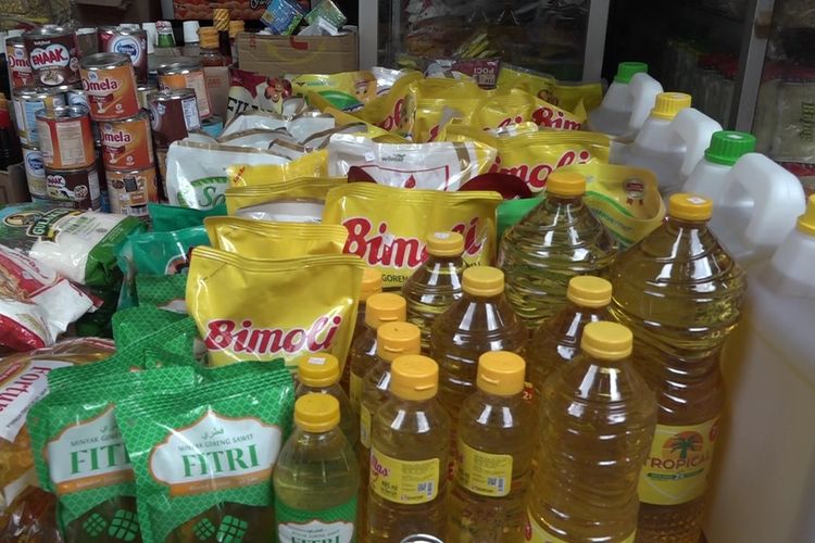 Harga minyak goreng di pasar tradisional Pusat Niaga Kota Palopo, Sulawesi Selatan, masih tinggi, meski pemerintah menurunkan harga dan memberlakukan pemerataan harga minyak goreng sebesar Rp14.000 per liter, Jumat (28/01/2022)