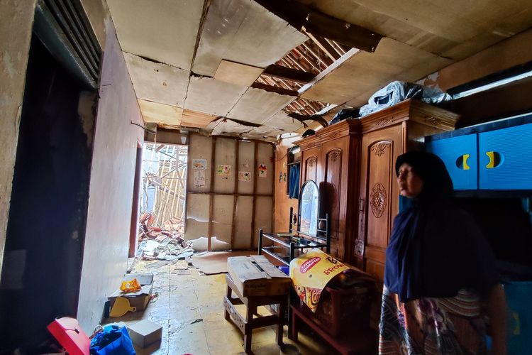 Nenek Nur (60) di rumahnya yang ambruk akibat hujan lebat di Depok, Jawa Barat, Kamis (7/12/2023) 