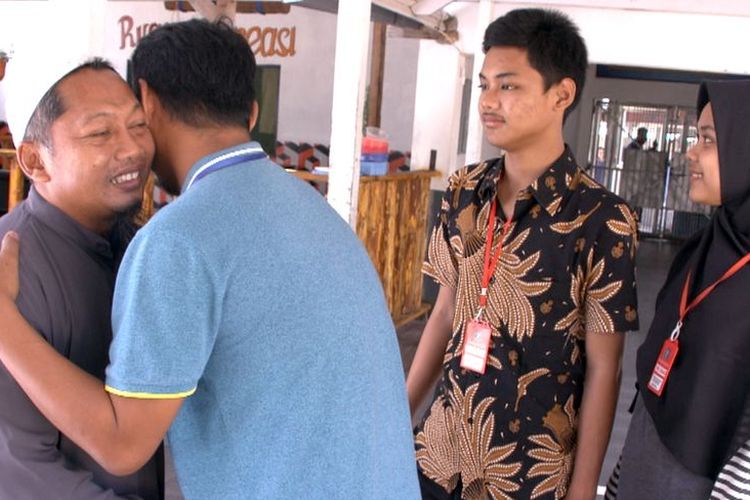 Hassan bertemu korban pengeboman Kedutaan Australia, Iwan Setiawan dan dua anaknya di Nusakambangan.