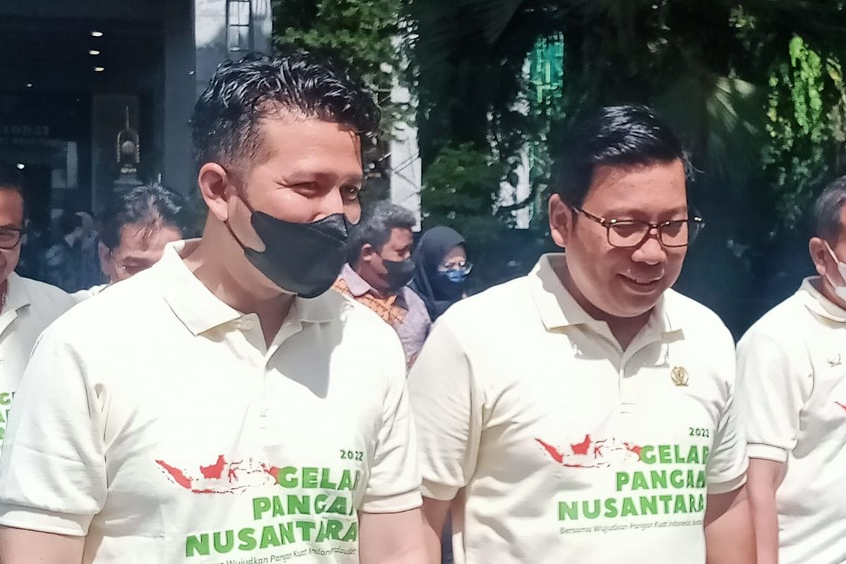 Kepala Badan Pangan Nasional, Arief Prasetyo Adi (kanan) dan Wakil Gubernur Jawa Timur Emil Elestianto Dardak hendak membuka kegiatan Gelar Pangan Nusantara pada Sabtu (22/10/2022) di Universitas Brawijaya, Kota Malang. 