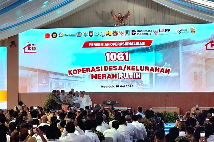 Presiden Prabowo Subianto bersama stakeholder terkait menekan tombol tanda diresmikannya 1.061 KDMP secara serentak dari Desa Nglawak, Kecamatan Kertosono, Kabupaten Nganjuk, Sabtu (16/5/2026) siang