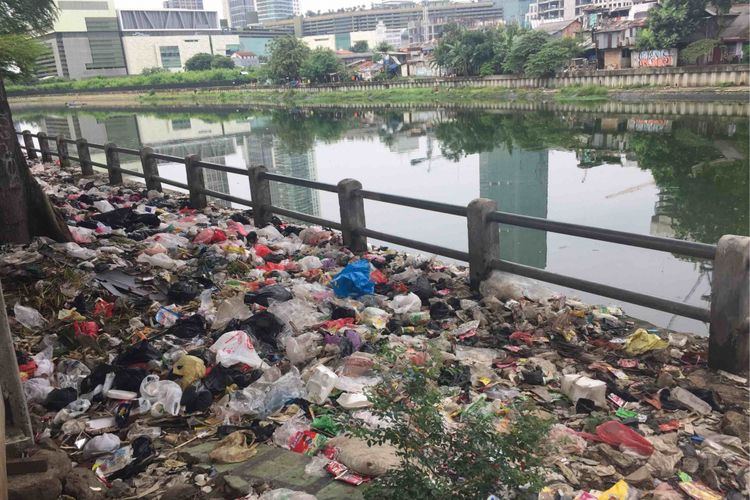 Meski terlihat bersih, dipinggir Waduk Melati, Jakarta Pusat sampah terlihat masih berserakan mengeluarkan bau tak sedap, Selasa (13/3/2018).ad