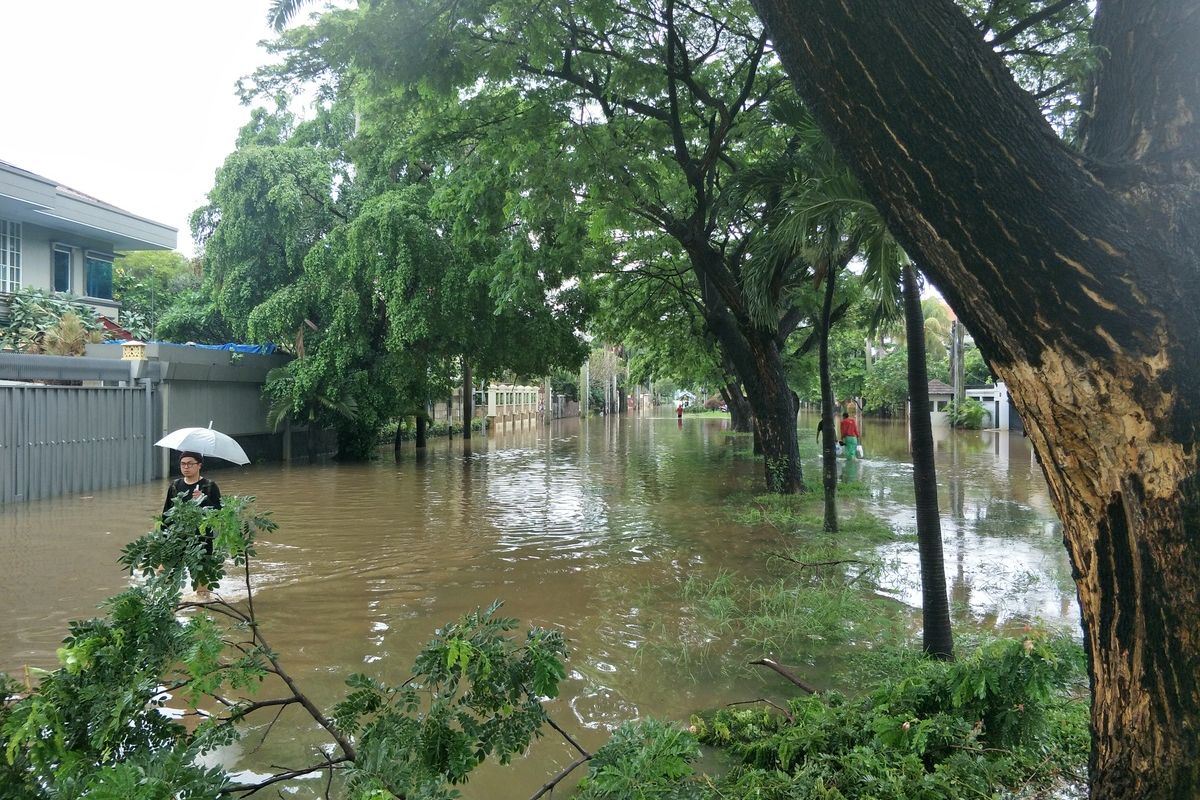 Banjir di kawasan Puri Kembangan yang melumpuhkan akses jalan, Rabu (1/1/2020)