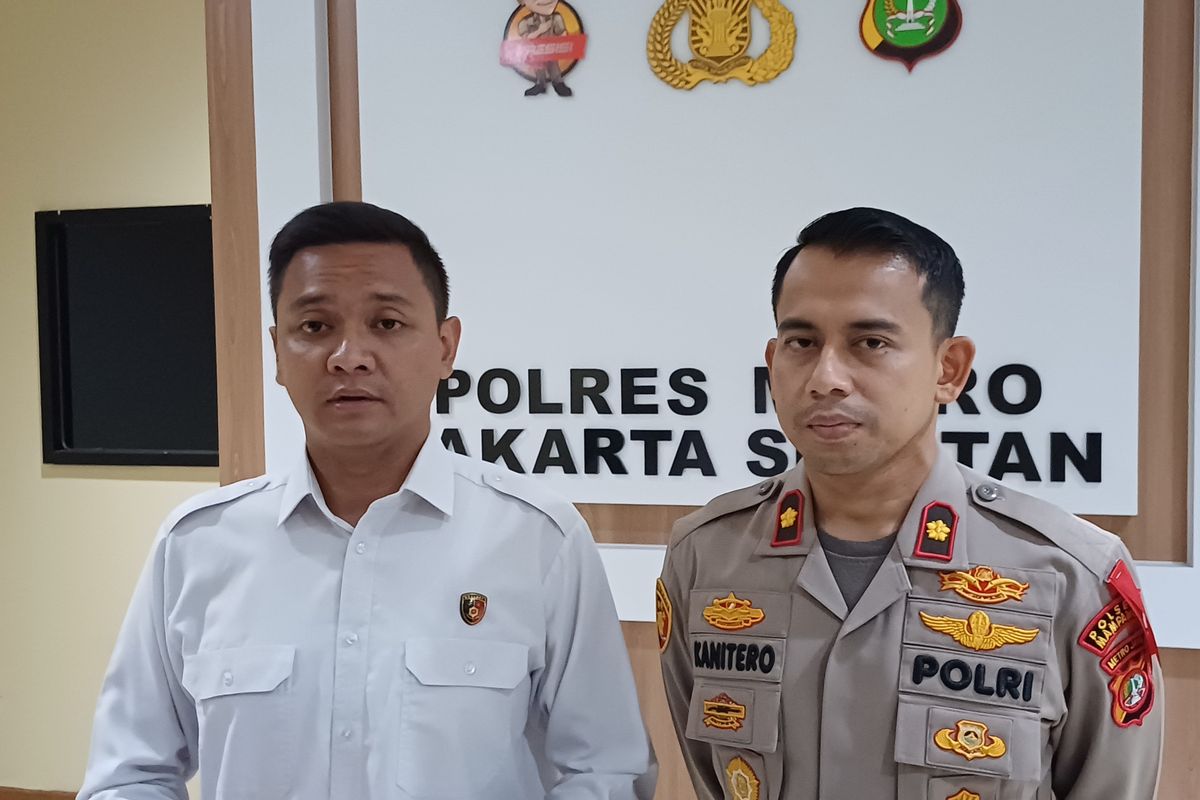 Wakasat Reskrim Polres Metro Jakarta Selatan Kompol Henrikus Yossi (kiri) dan Kapolsek Mampang Kompol David Yunior Kanitero (kanan) saat dijumpai wartawan di Mapolres Metro Jakarta Selatan, Senin (4/3/2024).