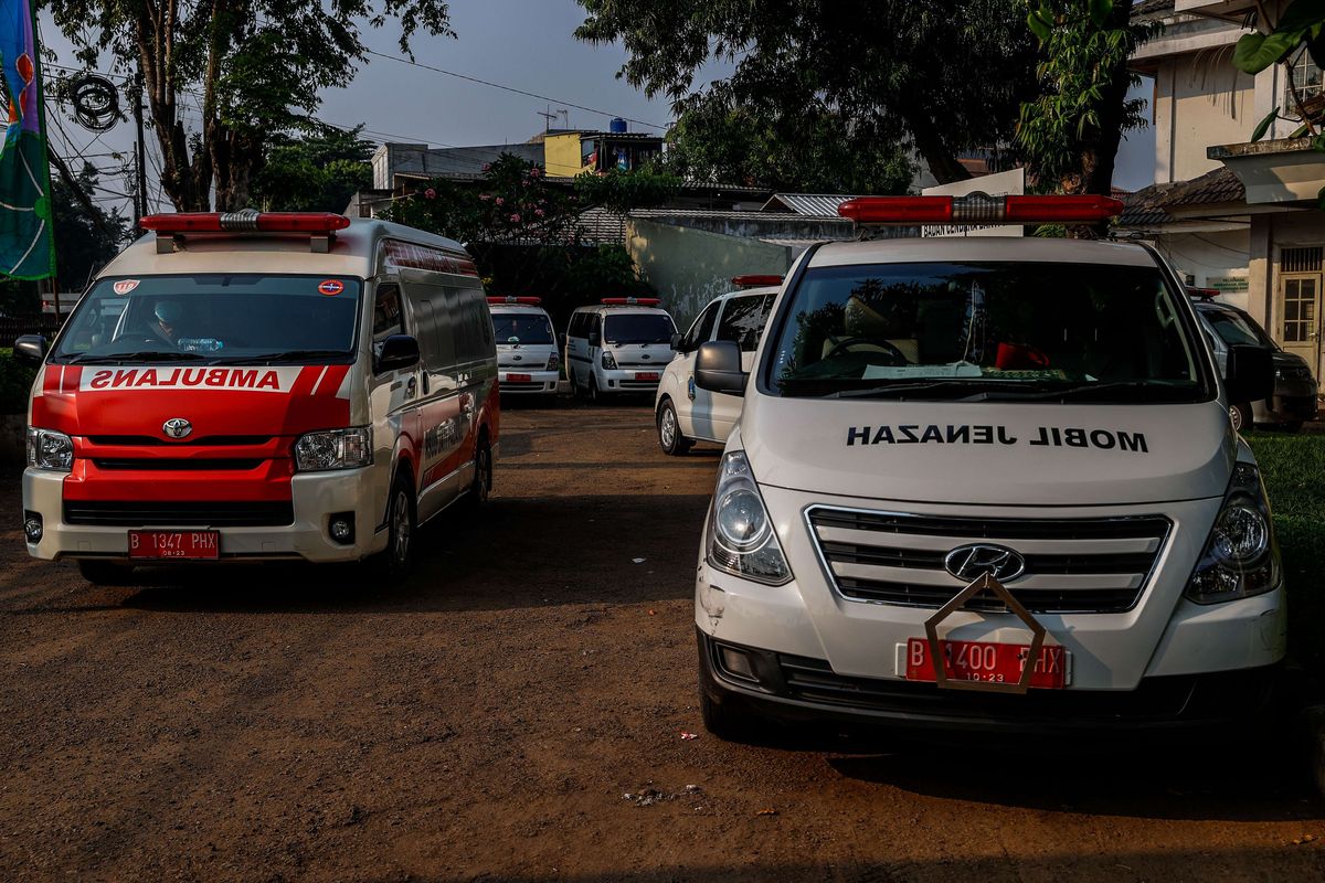 Pekerja mengangkat peti untuk dipindahkan ke mobil ambulans di TPU Petamburan, Jakarta Pusat, Minggu (4/7/2021). Dinas Pertamanan dan Hutan Kota DKI Jakarta menyiapkan peti Covid-19 untuk Rumah sakit dan pasien Covid-19 yang diisolasi di rumah di seluruh Jakarta.