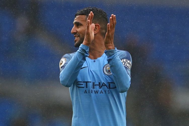 Penyerang Manchester City, Riyad Mahrez, bertepuk tangan untuk suporter seusai laga Liga Inggris kontra Cardiff City di Stadion Cardiff City, Cardiff, Wales pada 22 September 2018.
