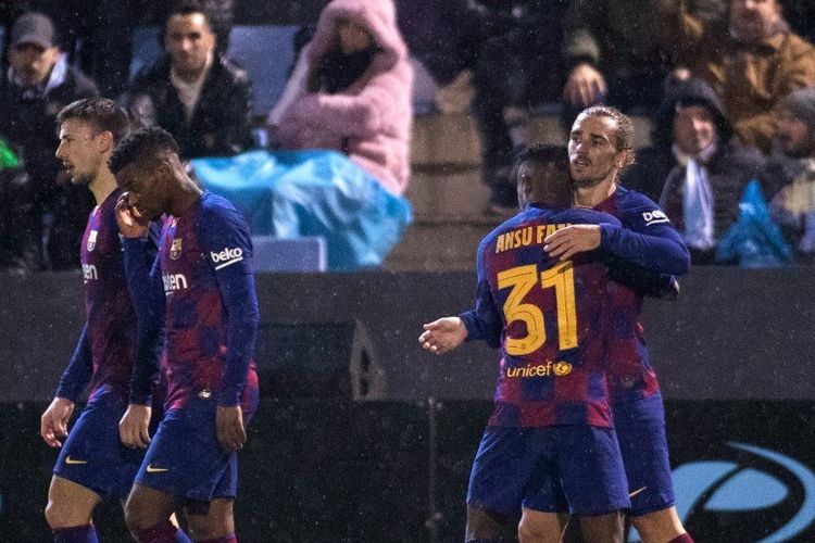 Penyerang Barcelona, Antoine Griezmann (kanan), mencetak gol dalam pertandingan Copa del Rey antara Ibiza vs Barcelona di Can Misses municipal stadium, Ibiza, pada 22 Januari 2020. 
