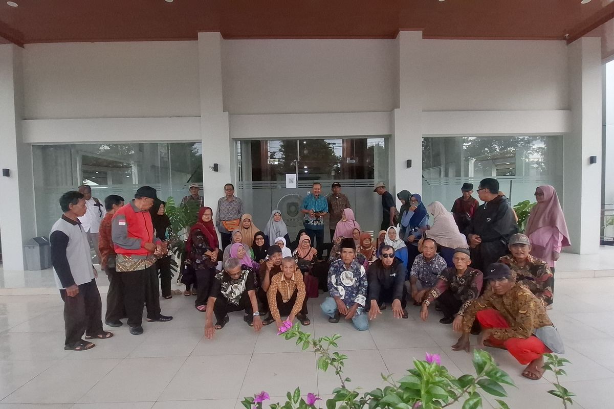Para korban penipuan oleh oknum persit mendatangi kantor DPRD Kabupaten Purworejo 
