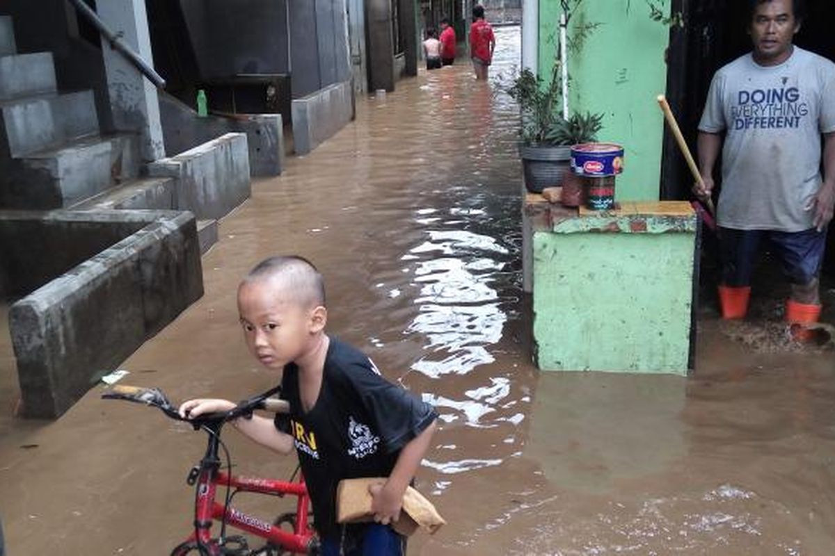 Pemukiman warga yang terendam banjir di Jalan Bina Warga, Pancoran, Jakarta Selatan pada Kamis (16/2/2017).