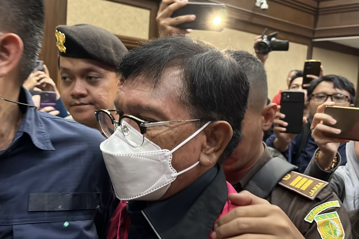 Mantan Menteri Komunikasi dan Informatika (Menkominfo) Johnny G Plate digiring keluar ruang sidang Prof M Hatta Ali PN Tipikor Jakarta, Selasa (18/7/2023).