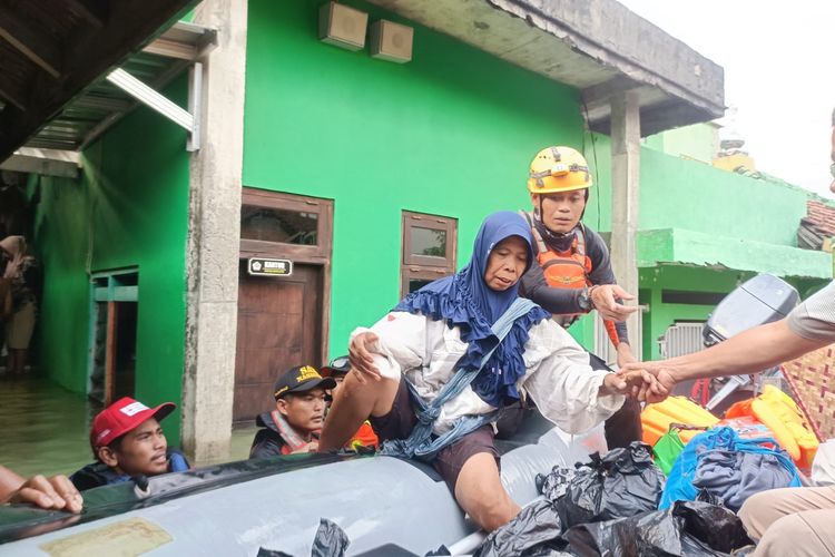 Tim gabungan melakukan evakuasi kepada warga yang terjebak banjir di Kabupaten Demak, Jawa Tengah. 