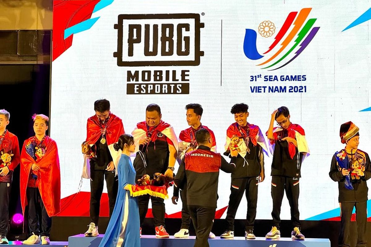 Tim PUBG Indonesia 2 menerima medali emas SEA Games 2021 Vietnam pada Minggu (22/5/2022).