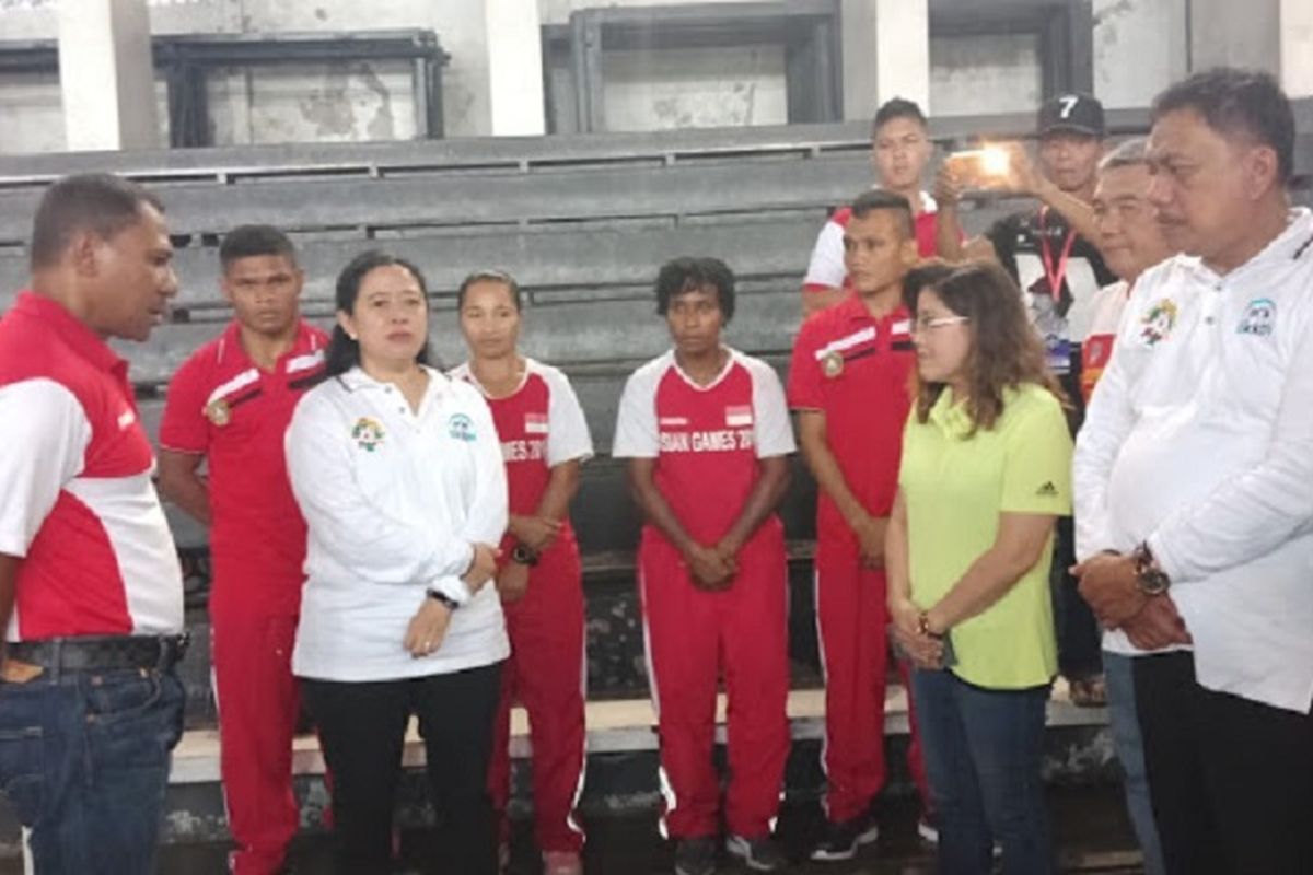 Menko PMK Puan Maharani mengunjungi atlet tinju di Komplek Olahraga Sario, Kota Manado, Sabtu (7/7/2018)