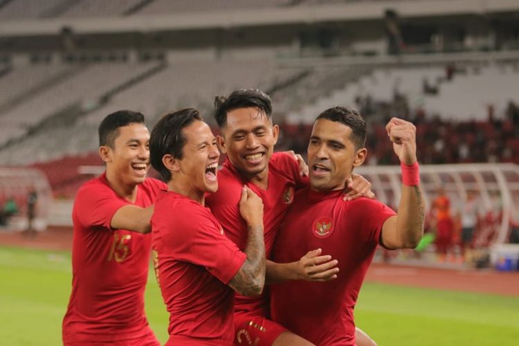 Para pemain timnas Indonesia merayakan gol mereka saat menghadapi Vanuatu pada laga uji coba internasional (FIFA A Match) di Stadion Utama Gelora Bung Karno, Jakarta, Sabtu (15/6) malam.