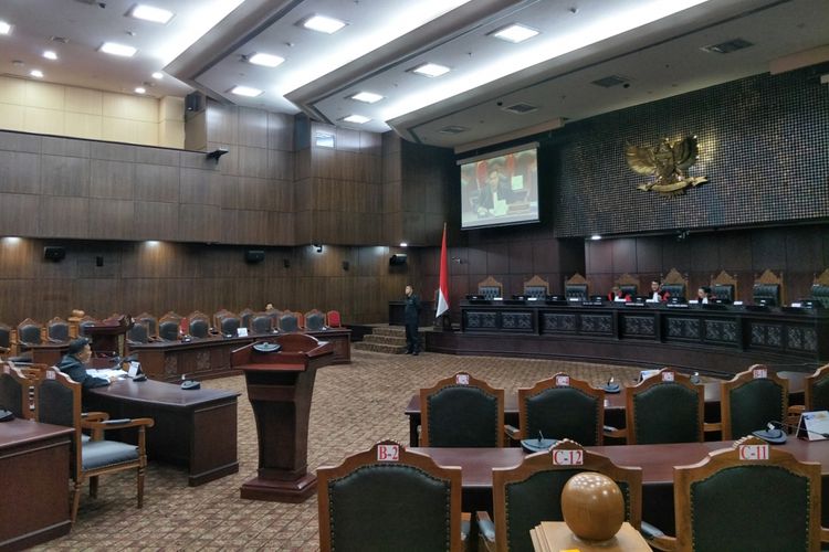 Suasana sidang pemeriksaan pendahuluan uji materi pasal 458 ayat (13) dan (14) UU Pemilu di MK, Senin (6/11/2017).