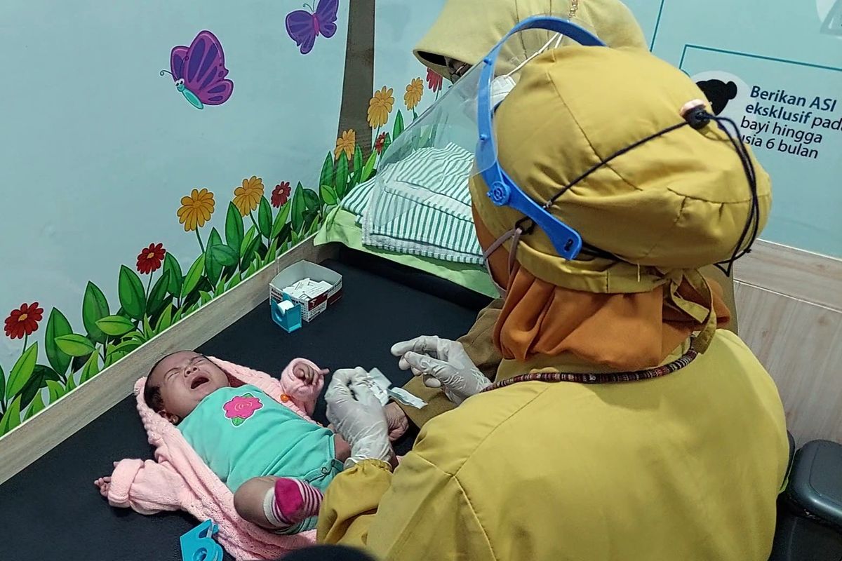 Seorang bayi berusia 2 bulan tengah divaksin Pneumococcal Conjugate Vaccine (PCV) di Puskesmas Kembangan, Jakarta Barat, Senin (12/9/2022).