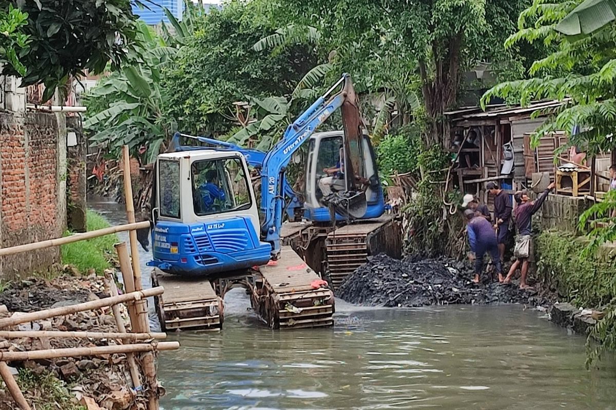Sebanyak 2 unit alat berat diturunkan untuk mengeruk lumpur Kali Mampang tepat di Jalan Pondok Jaya X, Mampang Prapatan, Jakarta Selatan, Senin (21/2/2022). 