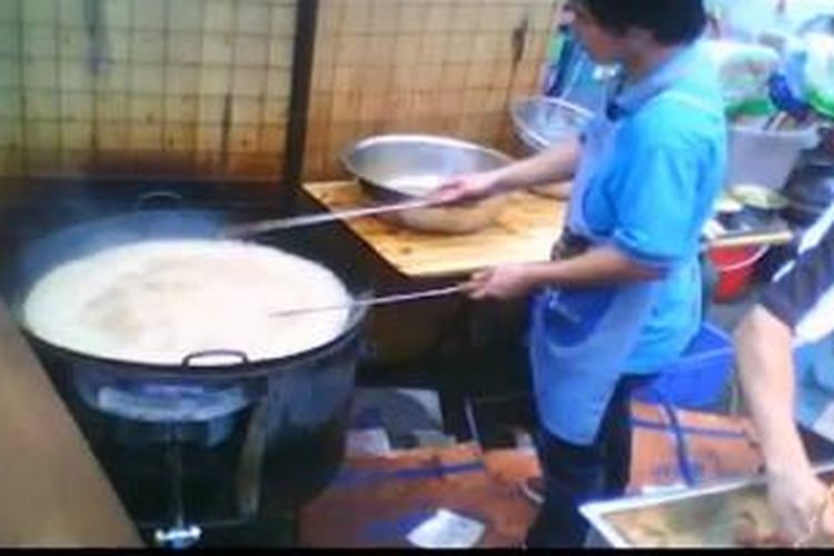 Gambar ini merupakan bagian dari video yang menggambarkan warga China menggunakan minyak goreng comberan untuk memasak makanan.