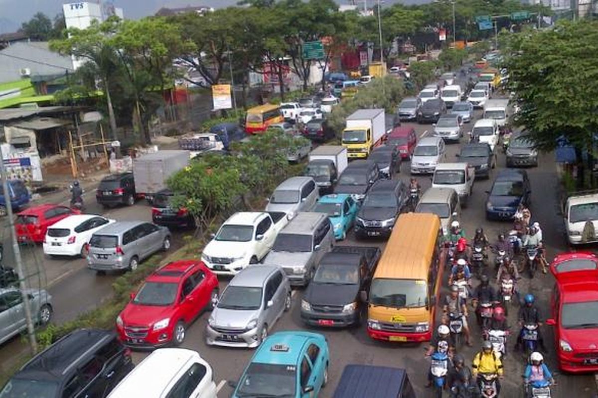 Antrean kendaraan di Jalan Dr. Djunjunan pasca banjir akibat hujan lebat, Senin (24/10/2016). 