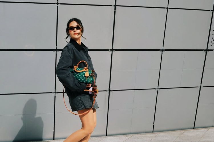 Raisa Andriana selalu tampil chic dengan rok dan mini dress. Simak 10 gaya casual-nya yang bisa jadi inspirasi outfit sehari-hari yang stylish.
