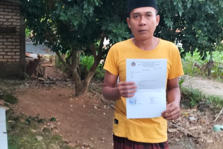 Nova Trisnoaji menunjukkan surat serah terima jenazah dan barang adik kandungnya, Deddy Tri Waluyo, Jumat (27/6/2025).