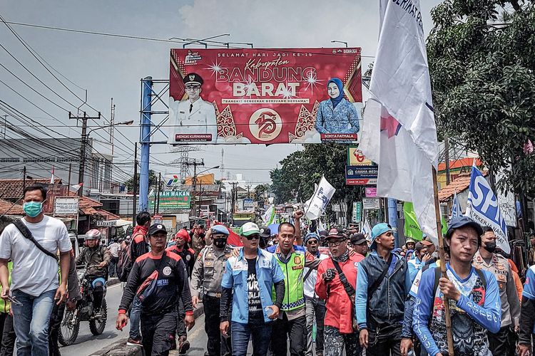 Ribuan buruh lakukan long march di Kabupaten Bamdung Barat (KBB).