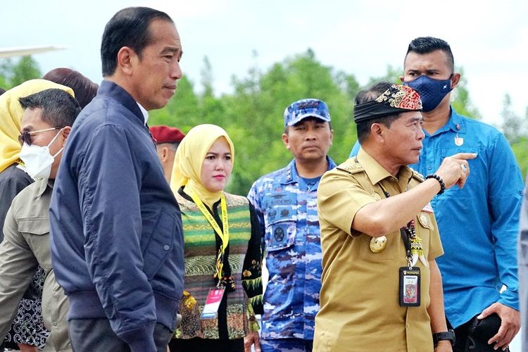 Presiden Republik Indonesia (RI) Joko Widodo (Jokowi) meninjau kawasan Kalimantan Industrial Park Indonesia (KIPI) yang menjadi masa depan industrial energi hijau Indonesia di Kabupaten Bulungan, Provinsi Kaltara, Selasa (28/2/2023). 