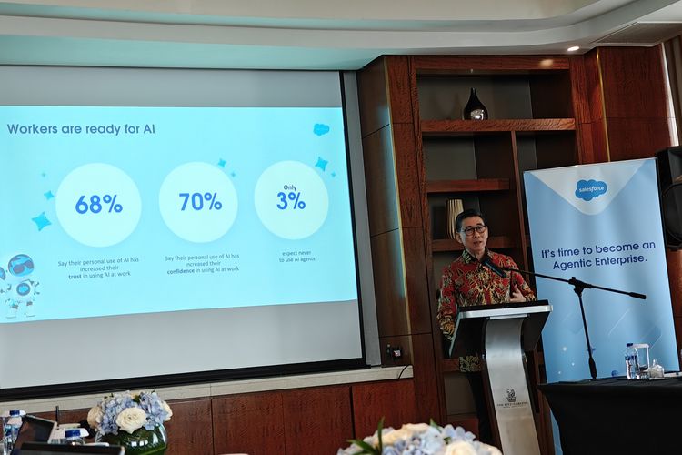 President Director Salesforce Indonesia, Andreas Diantoro, memaparkan studi Salesforce tentang sikap dan penerimaan karyawan di Indonesia terhadap AI dan agentic AI, di hotel Ritz Carlton Pacific Place, Kamis (23/4/2026).