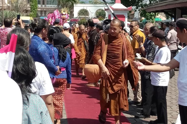 Bikkhu yang menjalani ritual thudong tiba di Pendopo Rumah Dinas Kabupaten Semarang, Kamis (16/5/2024)