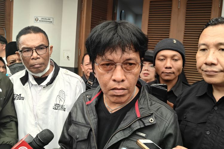 Politikus PDI-P Adian Napitupulu saat ditemui di Rumah Aspirasi Relawan Ganjar-Mahfud, Jalan Diponegoro, Menteng, Jakarta Pusat, Jumat (23/2/2024).